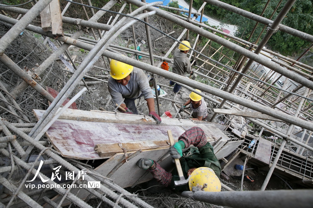 近日，工人在渝懷鐵路重慶市黔江區城南街道香水社區核桃園二號隧道處的大石板山懸崖上施工。 