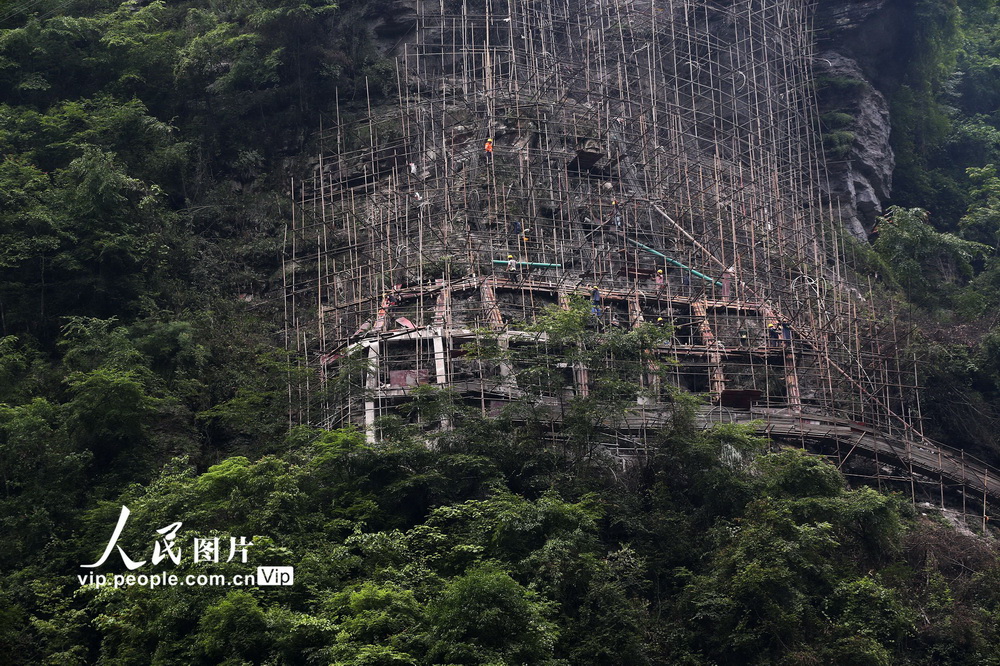 近日，工人在渝懷鐵路重慶市黔江區城南街道香水社區核桃園二號隧道處的大石板山懸崖上施工。 