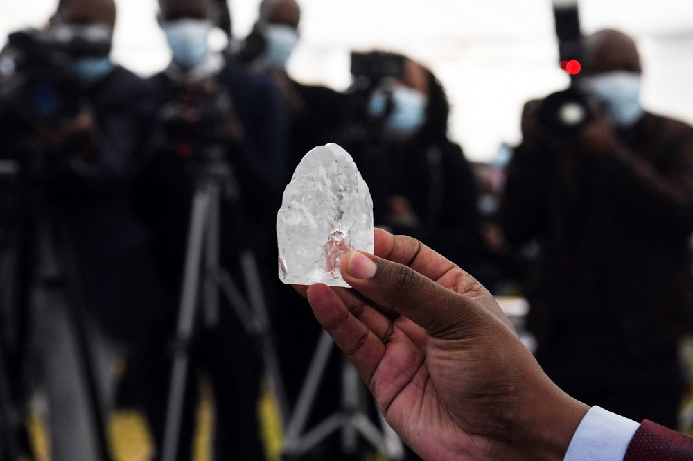 這是6月16日在博茨瓦納首都哈博羅內拍攝的重達1098克拉的鑽石原石。新華社/法新