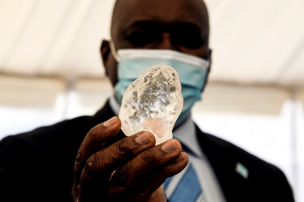 6月16日，博茨瓦納總統莫克維齊·馬西西在首都哈博羅內手持重達1098克拉的鑽石原石。新華社/法新