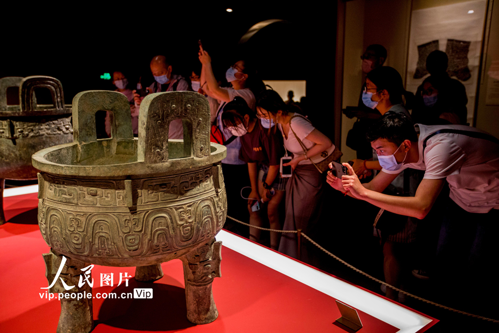 2021年6月18日，大盂鼎、大克鼎重新聚首上海博物館。