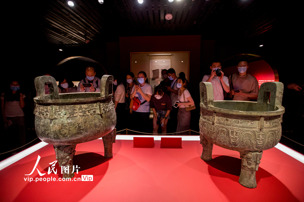 2021年6月18日，大盂鼎、大克鼎重新聚首上海博物館。