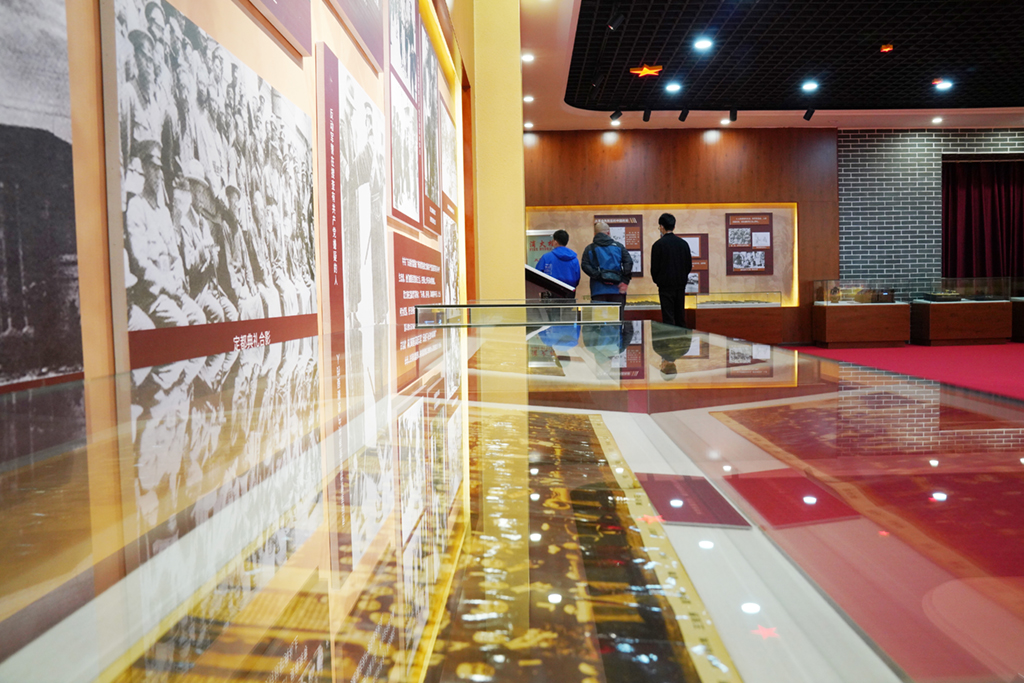 6月18日，参观者在中共六大历史资料馆参观。新华社记者 王建威 摄