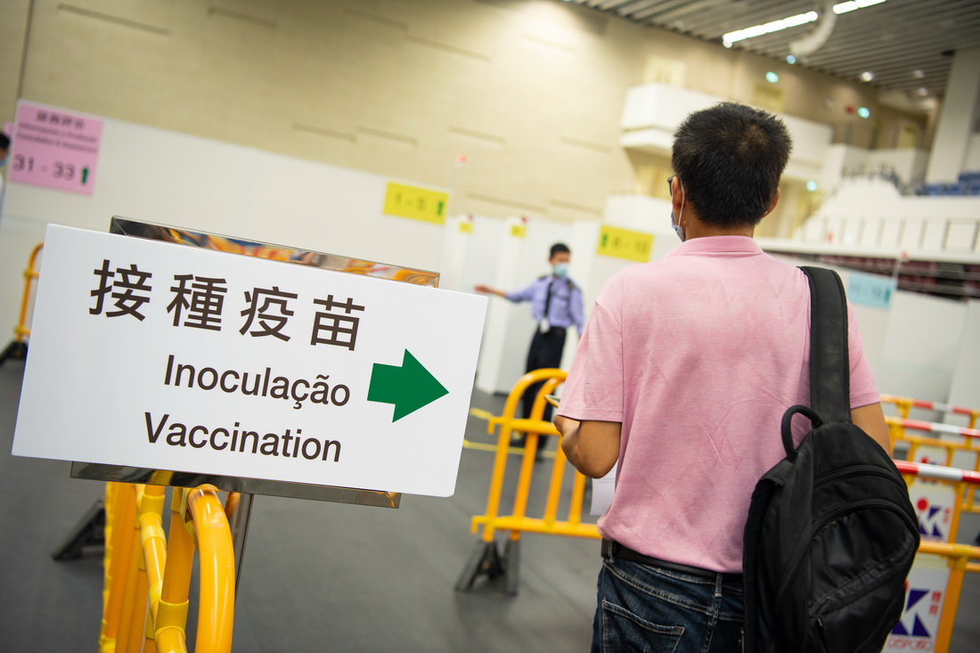 6月21日，市民在澳門望廈體育中心新冠疫苗社區接種站排隊等候接種新冠疫苗。