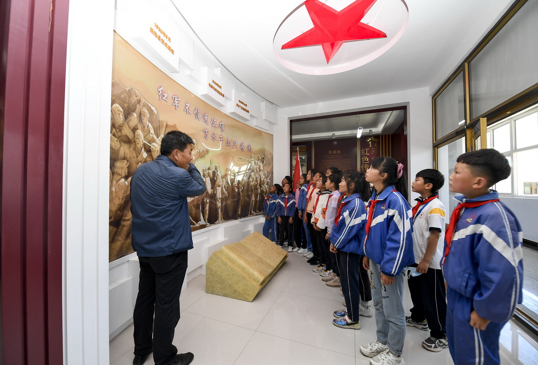 6月18日，宁夏盐池县大水坑镇的毛泽民红军小学老师在为学生讲解盐池县的红色历史。新华社记者 冯开华 摄