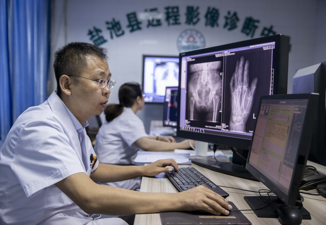 6月18日，宁夏盐池县人民医院医生在进行远程影像诊断。 新华社记者 杨植森 摄