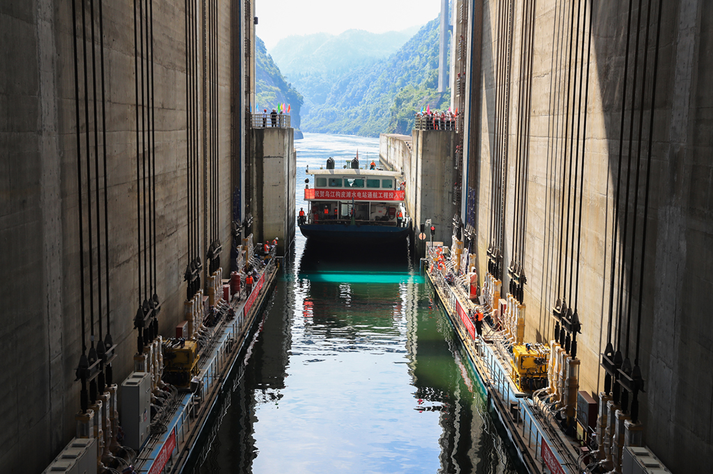 6月22日，500噸級貨船“航電1號”在烏江構皮灘水電站通航工程內進行試運行。新華社發（穆明飛攝）