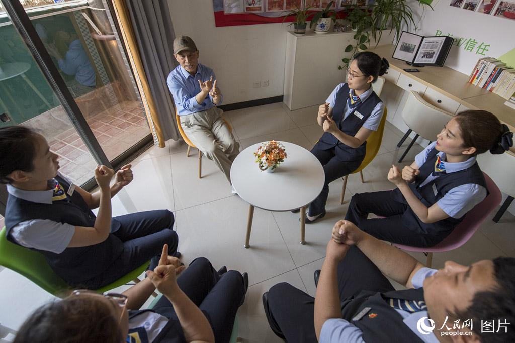 郵儲銀行香山支行的員工利用休息時間一起跟專業老師學習手語。