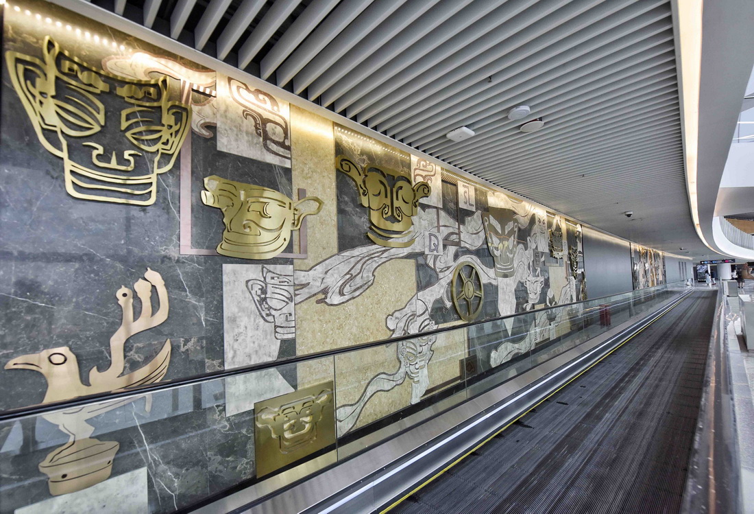 這是6月23日拍攝的成都天府國際機場T1航站樓到達廊三星堆主題牆面藝術。