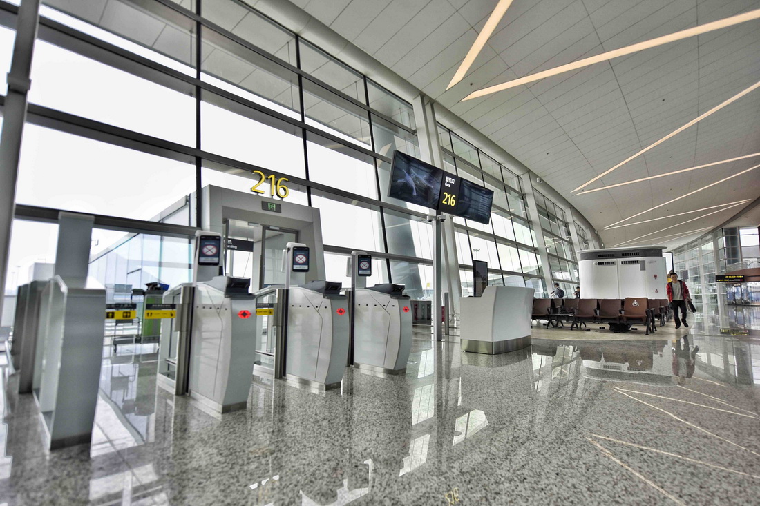 這是6月23日拍攝的成都天府國際機場T2航站樓內的登機口。