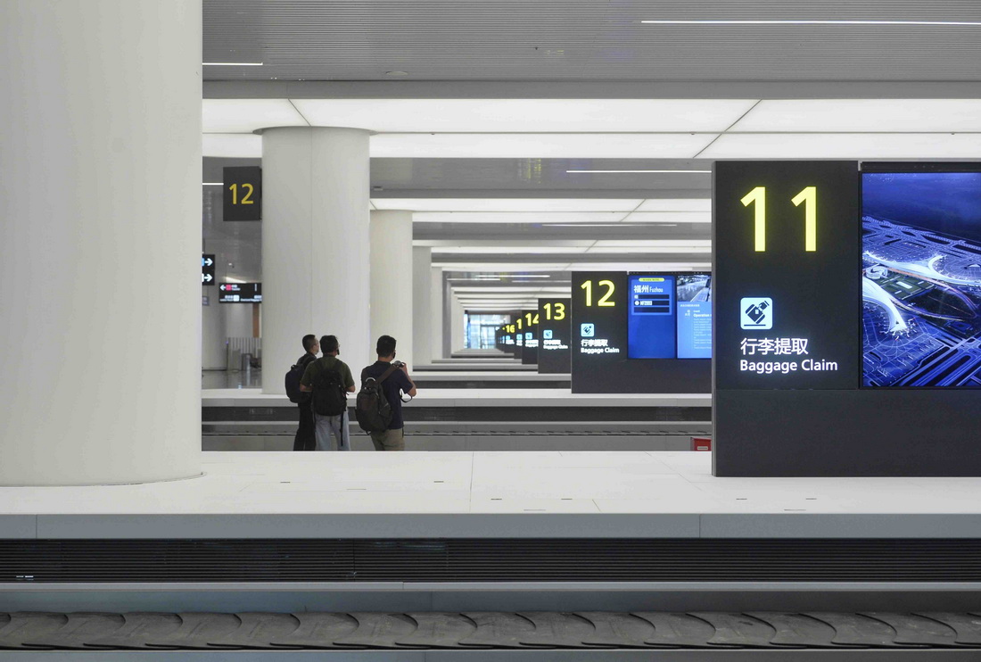 這是6月23日拍攝的成都天府國際機場T2航站樓內的行李提取區。