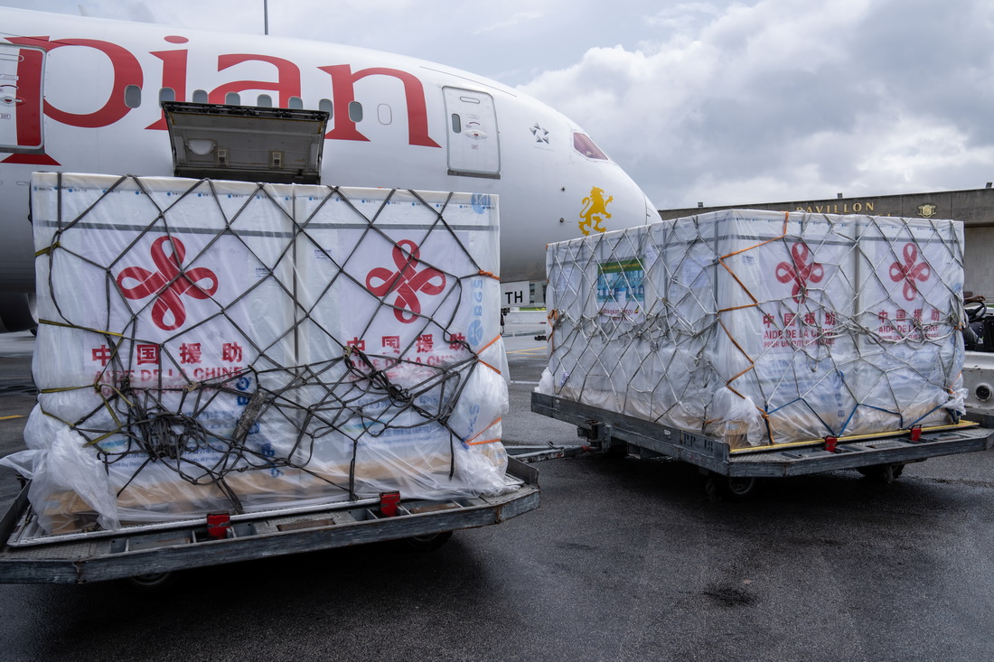 6月23日，在科特迪瓦阿比让国际机场，中国援助的新冠疫苗从飞机上卸下。