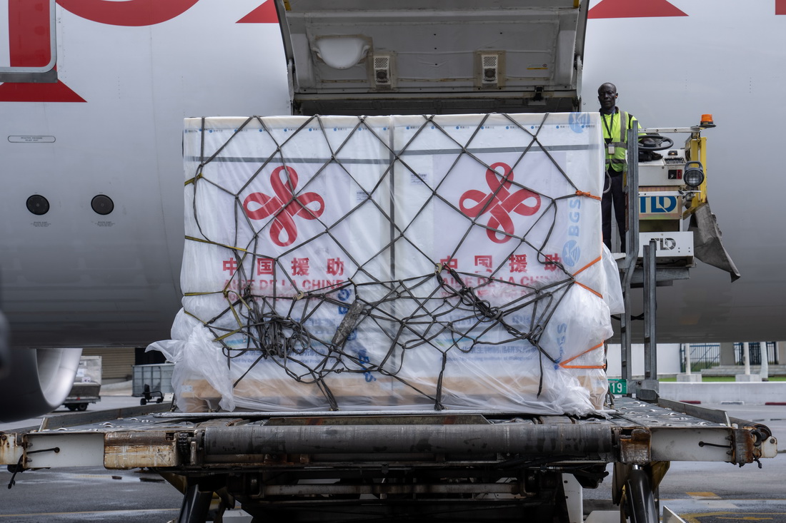 6月23日，在科特迪瓦阿比让国际机场，中国援助的新冠疫苗从飞机上卸下。
