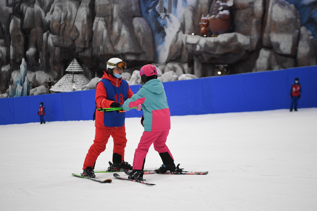 游客（右）在湘江歡樂城內學習滑雪（2020年7月11日攝）。湘江歡樂城所在地原是一座巨大的廢棄礦坑，歷經6年建設，建成總面積約3萬平方米的大型室內滑雪場。新華社記者 薛宇舸 攝