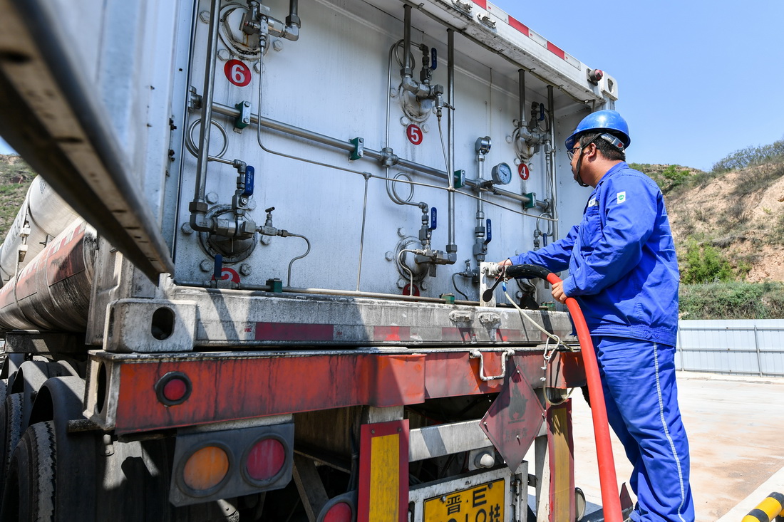 6月22日，華新燃氣山西藍焰煤層氣集團有限責任公司武鄉勘探開發項目部的工作人員在為氣罐車加氣。新華社記者 曹陽 攝