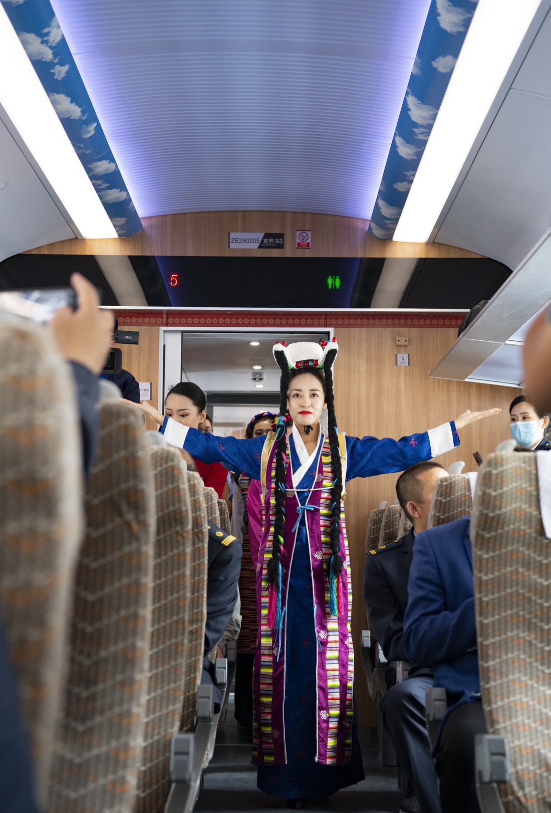 西藏首列復興號的列車員在進行當地服飾表演（6月25日攝）。新華社記者 普布扎西 攝