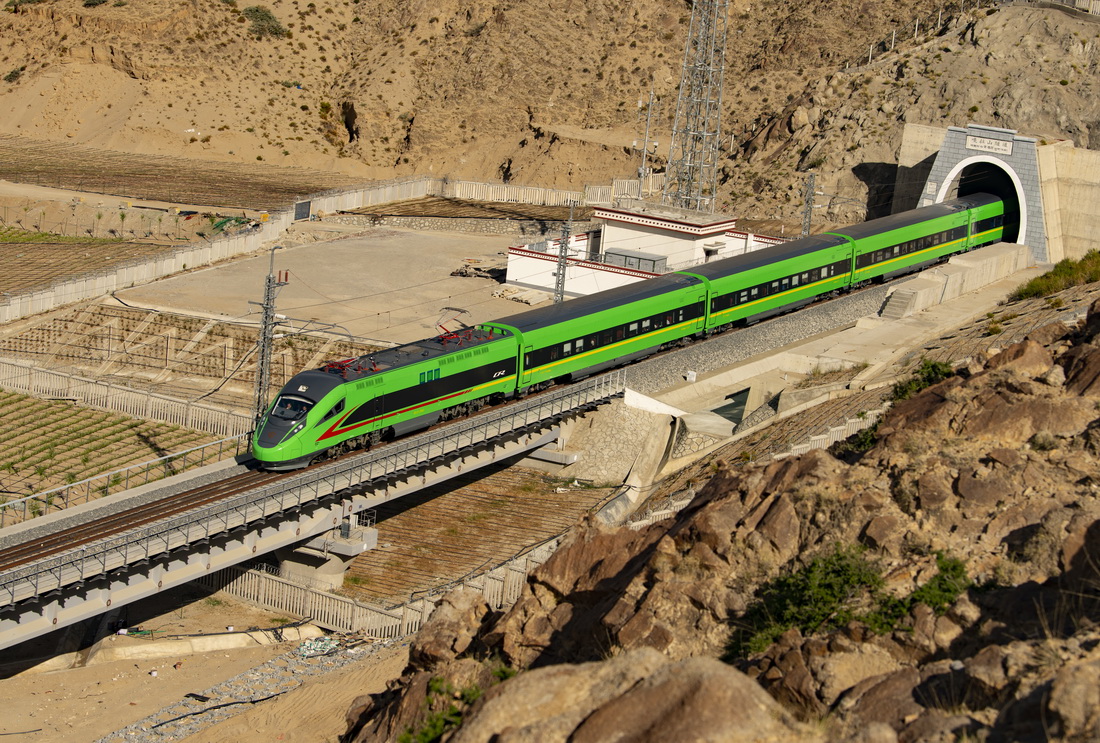 试运行的复兴号列车驶出拉林铁路的嘎拉山隧道（6月16日摄）。新华社记者 普布扎西 摄