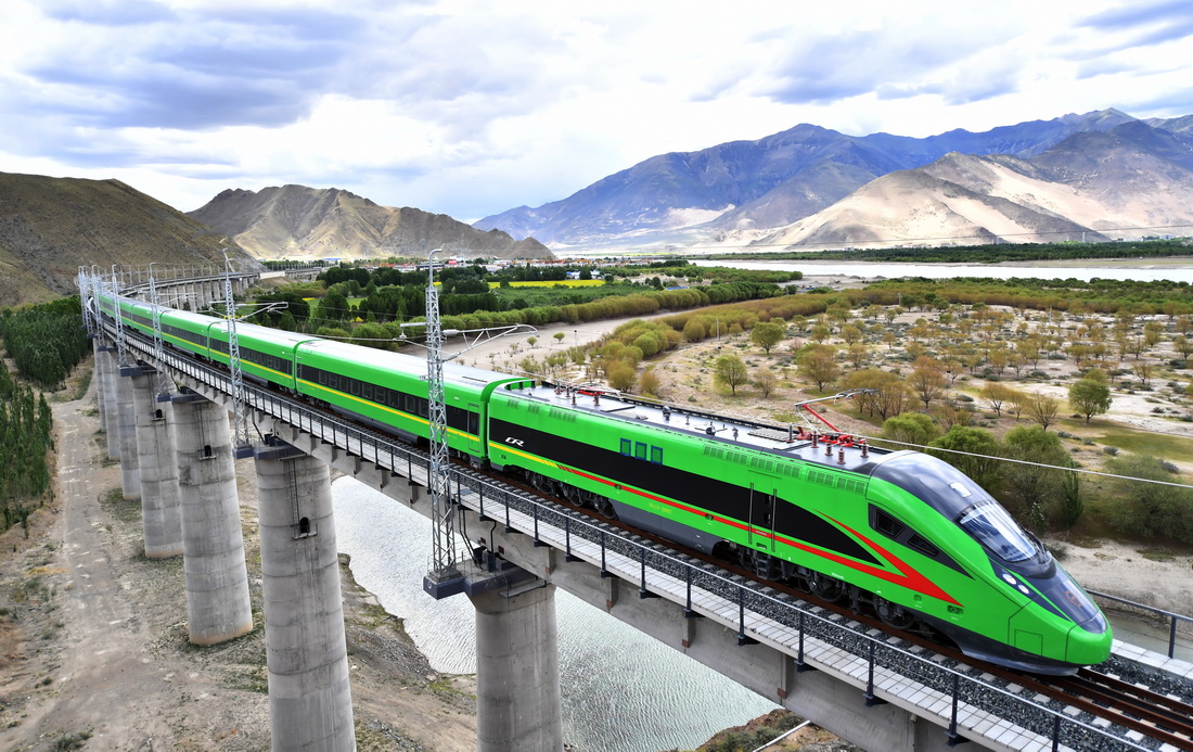 試運行的復興號列車行駛在西藏山南市境內（6月16日攝）。新華社記者 覺果 攝