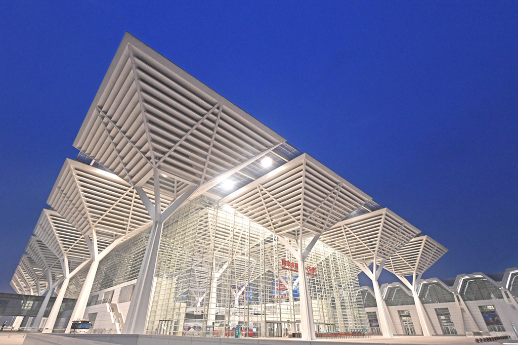 这是6月24日晚拍摄的国家会展中心（天津）一景。新华社记者 赵子硕 摄
