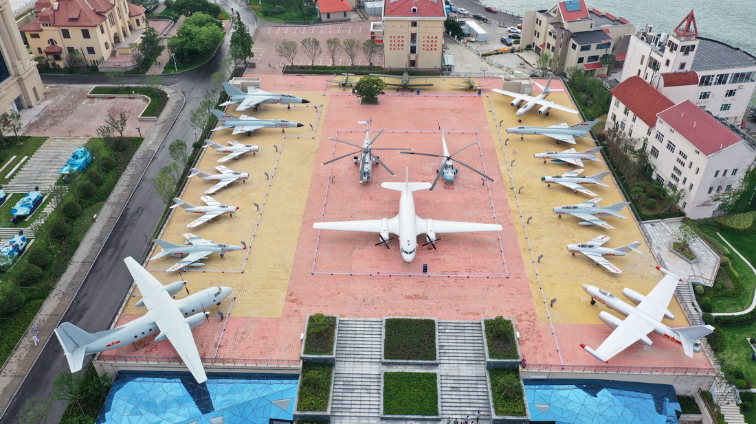 6月26日，中國人民解放軍海軍博物館在山東省青島市舉行開館儀式。這是陸上裝備展區的航空裝備（無人機照片）。新華社發（江帆 攝）