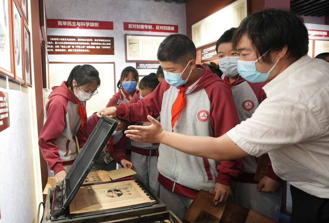 6月1日，北京市第二十七中學學生在《新青年》編輯部舊址（陳獨秀舊居）了解展出的油印機。新華社記者 鞠煥宗 攝
