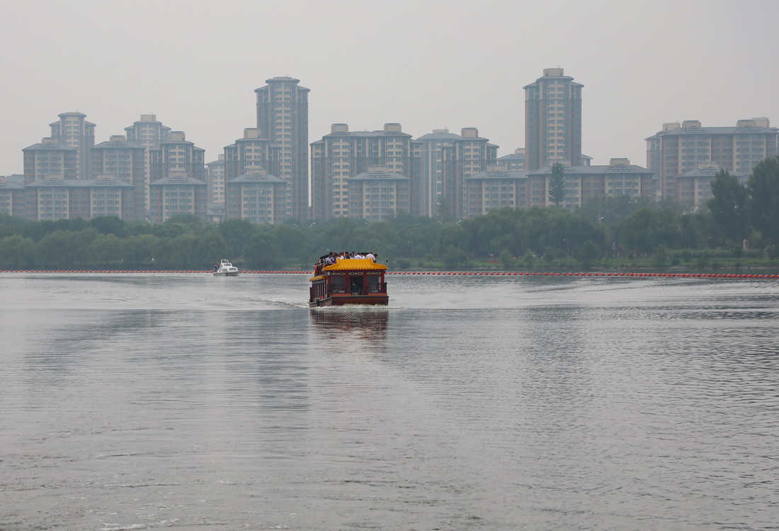 6月26日，游船行駛在京杭大運河北京段。新華社記者 田晨旭 攝