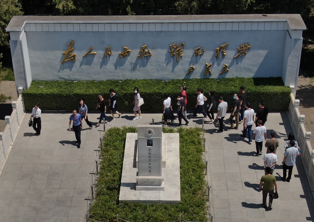 參觀者在焦裕祿紀念園瞻仰焦裕祿烈士墓（6月24日攝，無人機照片）。新華社記者 李安 攝