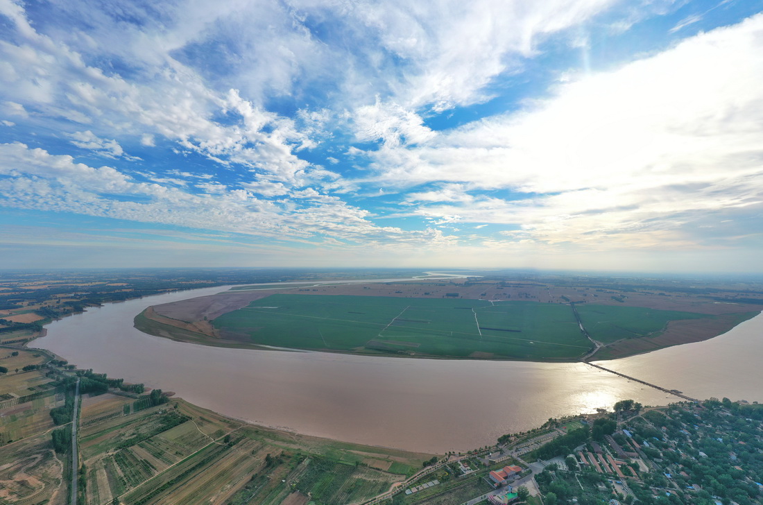 這是6月18日在河南省蘭考縣黃河灣風景區拍攝的黃河（無人機照片）。新華社發（李金雷 攝）