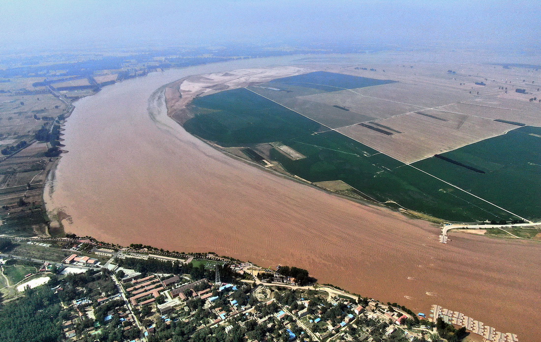 這是6月24日在河南省蘭考縣黃河灣風景區拍攝的黃河（無人機照片）。新華社記者 許雅楠 攝
