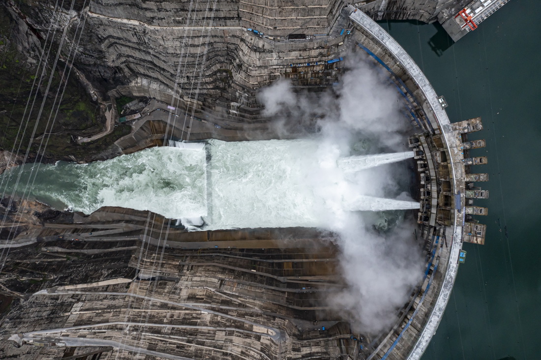 俯瞰白鶴灘水電站（無人機照片，6月28日攝）。