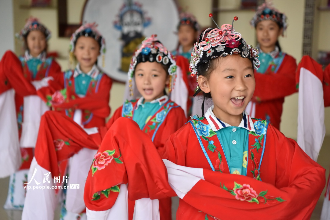 2021年6月29日，在山東省高密市崇實小學的舞蹈教室，孩子們在戲曲老師的指導下練習茂腔。