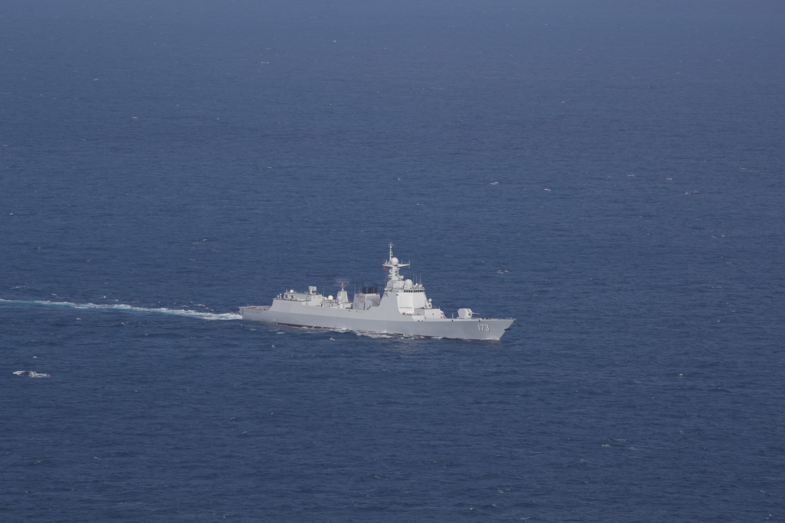 中國海軍第37批護航編隊長沙艦向預定海域航行（2月18日攝）。新華社發（王健 攝）