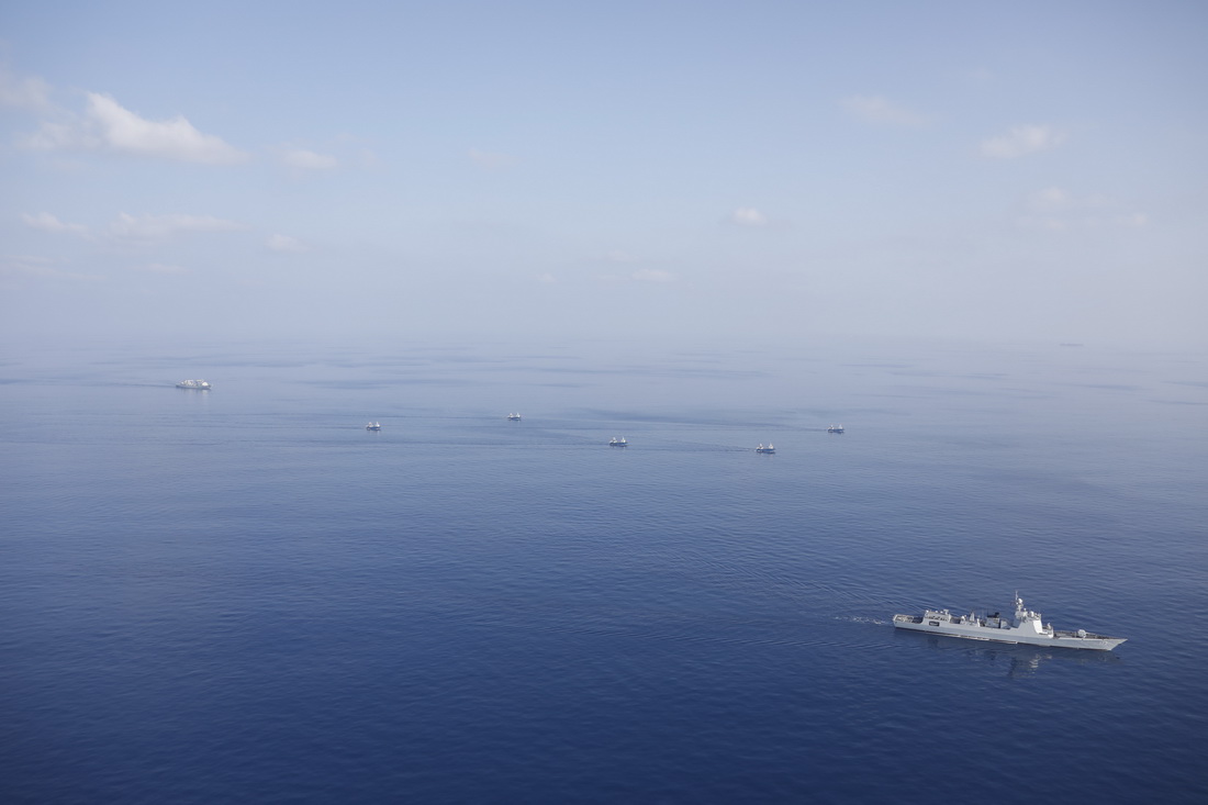 中國海軍第37批護航編隊在亞丁灣海域為中國“滬漁1715”船隊伴隨護航（4月23日攝）。新華社發（王健 攝）