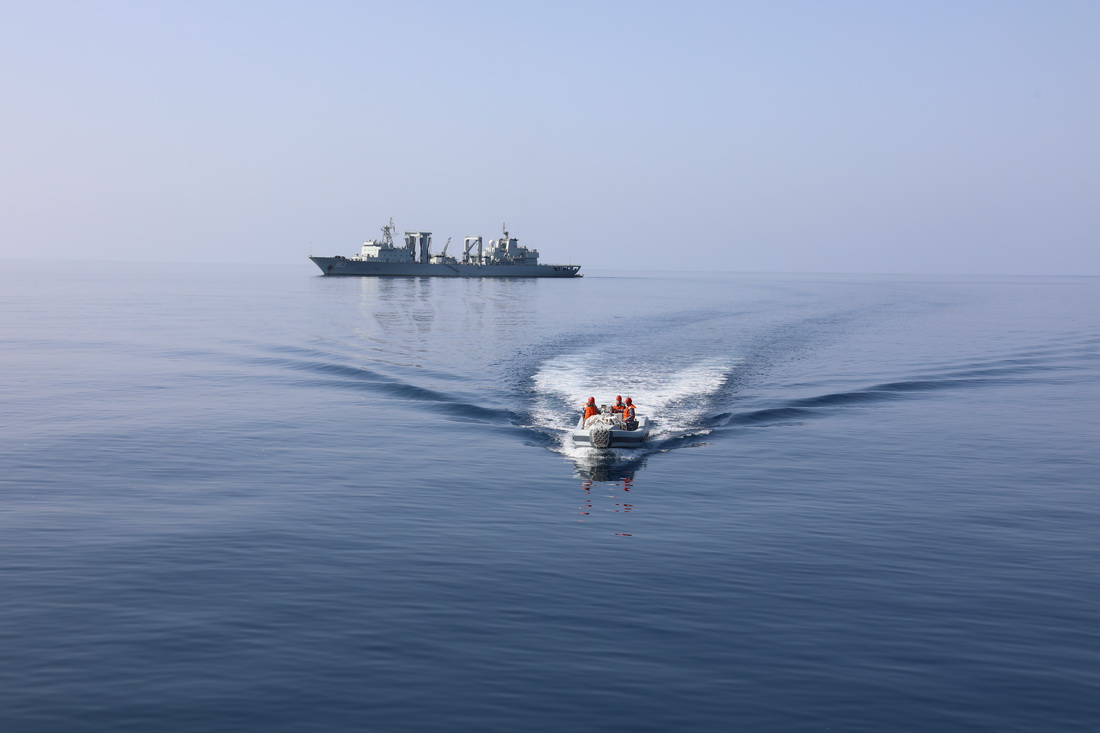 中國海軍第37批護航編隊組織海上航行補給，為艦艇連續執行護航任務提供可靠續航支持。這是小艇在進行物資轉運（3月22日攝）。新華社發（王健 攝）
