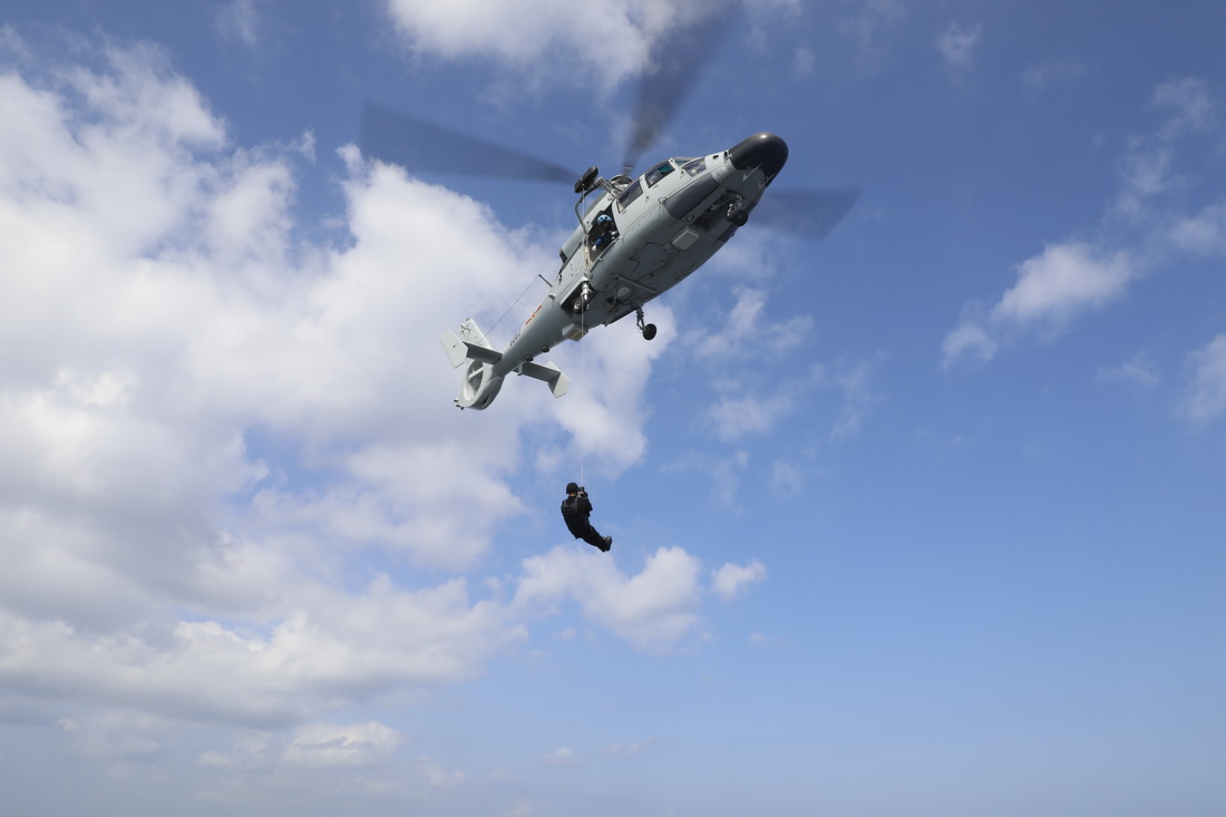 中國海軍第37批護航編隊組織直升機索降訓練，特戰隊員從直升機上索降下滑（2月18日攝）。新華社發（王健 攝）