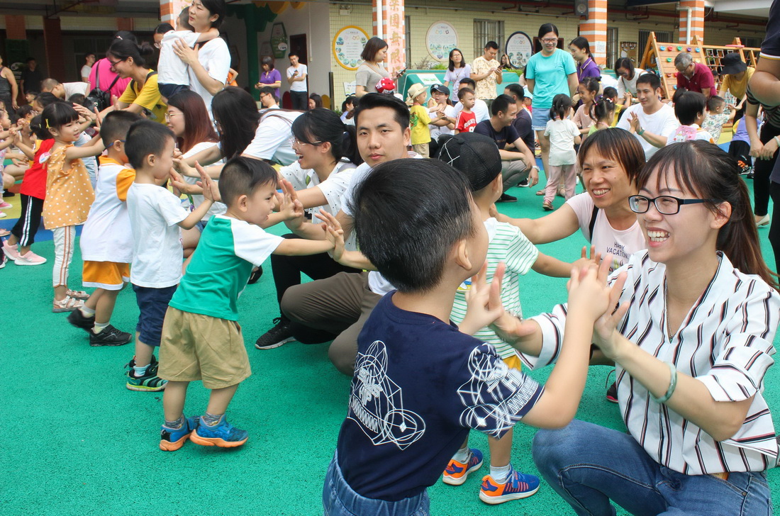 佛山市“四星级”普惠性幼儿园——紫南幼儿园举行亲子活动（2019年8月15日摄）。新华社发