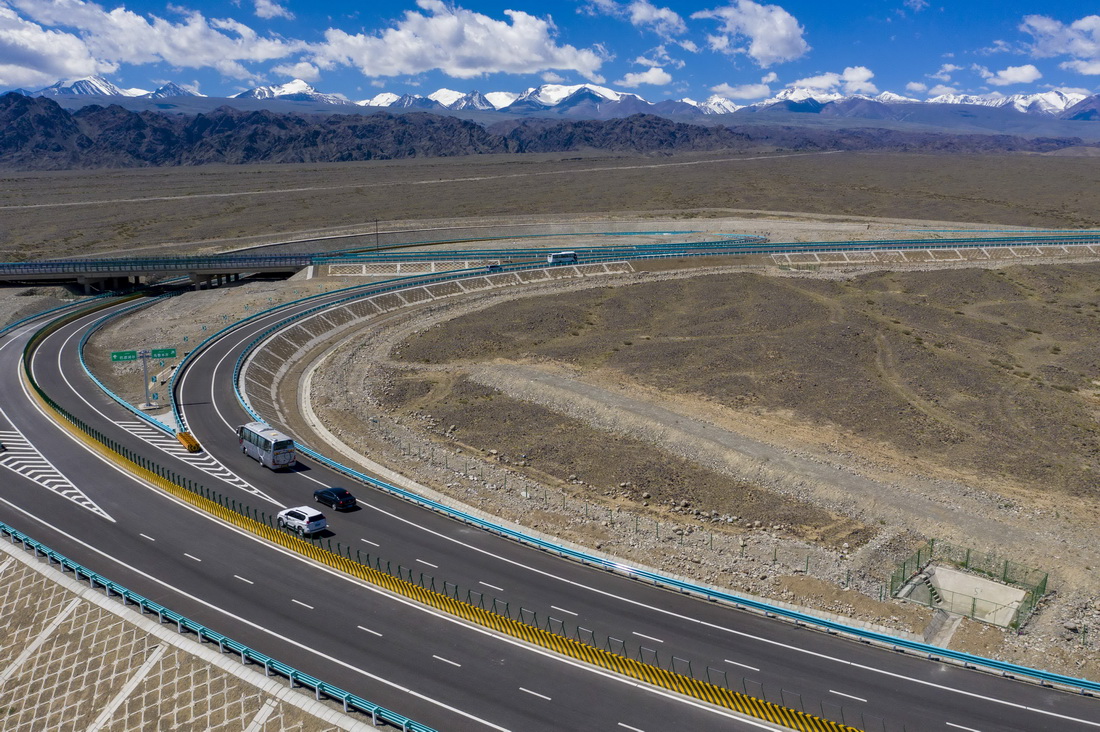 6月30日，車輛從新疆伊吾縣駛入京新高速公路（無人機照片）。