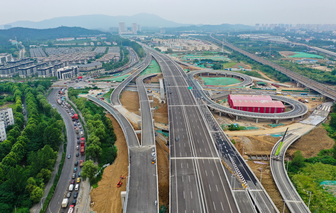 6月30日，車輛行駛在312國道南京段改擴建工程主線高架橋上（無人機照片）。