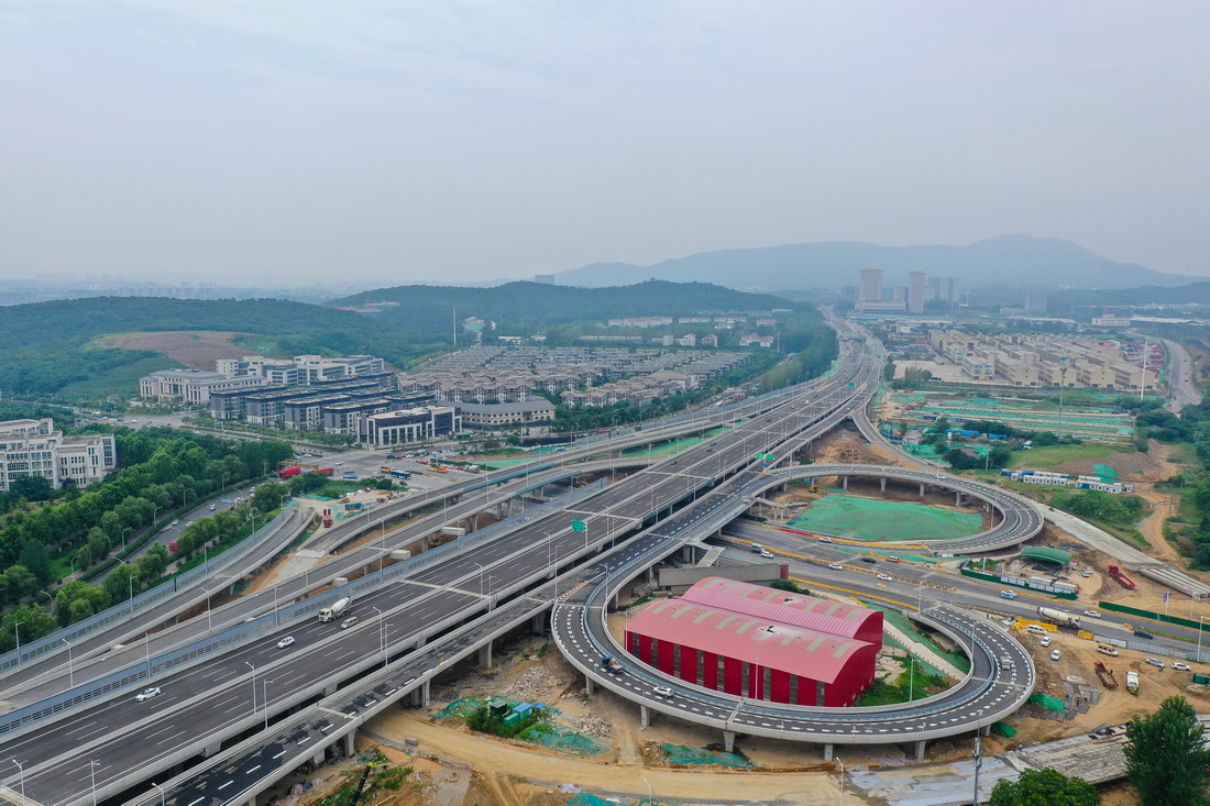 6月30日，车辆行驶在312国道南京段改扩建工程主线高架桥上（无人机照片）。