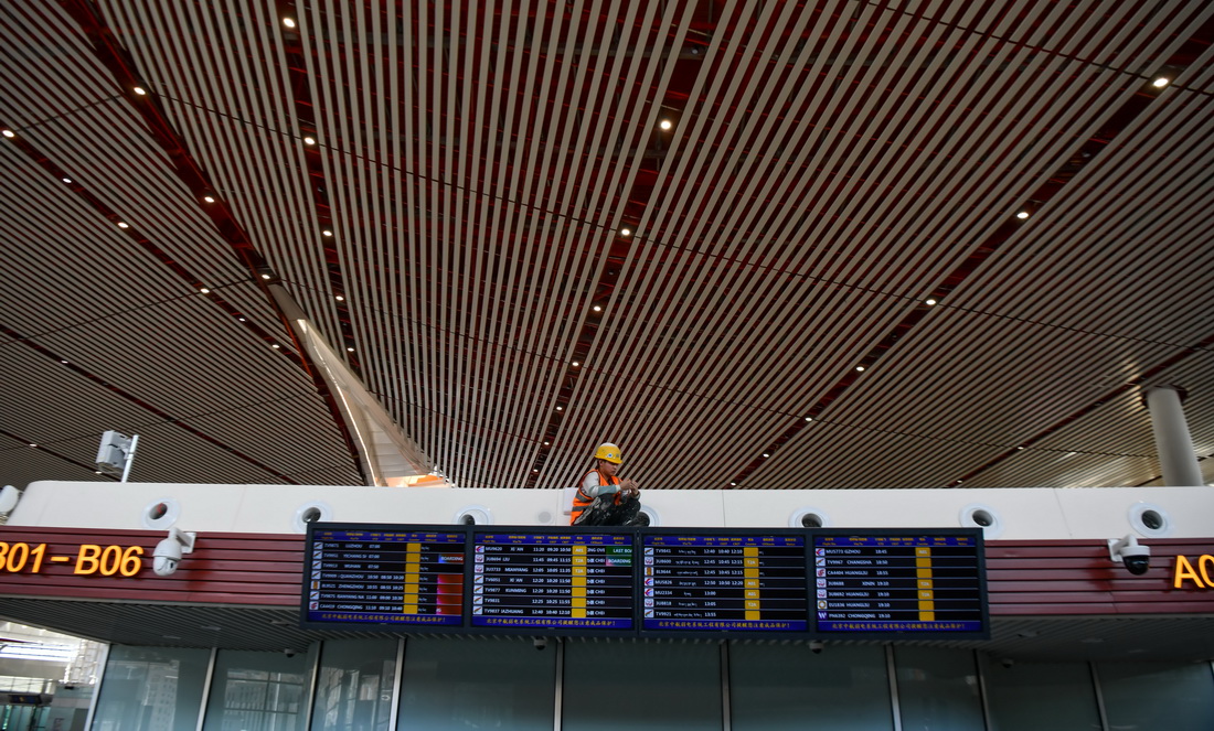 6月30日，施工人員在拉薩貢嘎國際機場T3航站樓內調試設備。