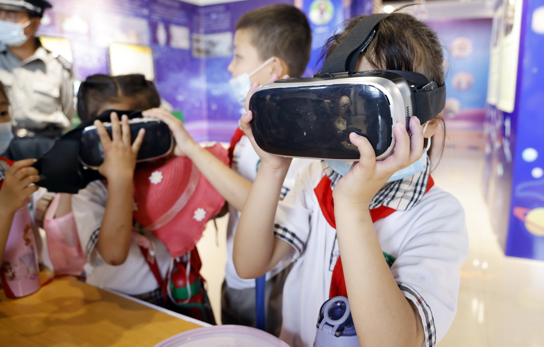 6月29日，寧夏銀川市賀蘭縣回民小學學生在“流動科技館”體驗VR眼鏡。