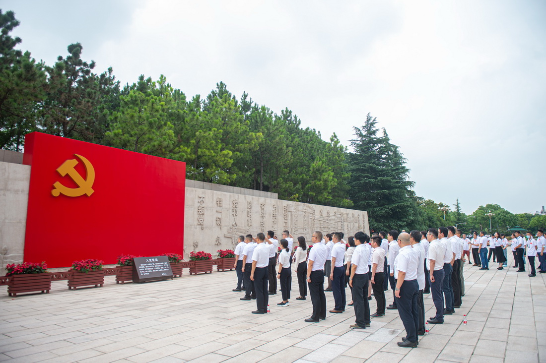 6月30日，参观南湖革命纪念馆的党员重温入党誓词。新华社记者 江汉 摄