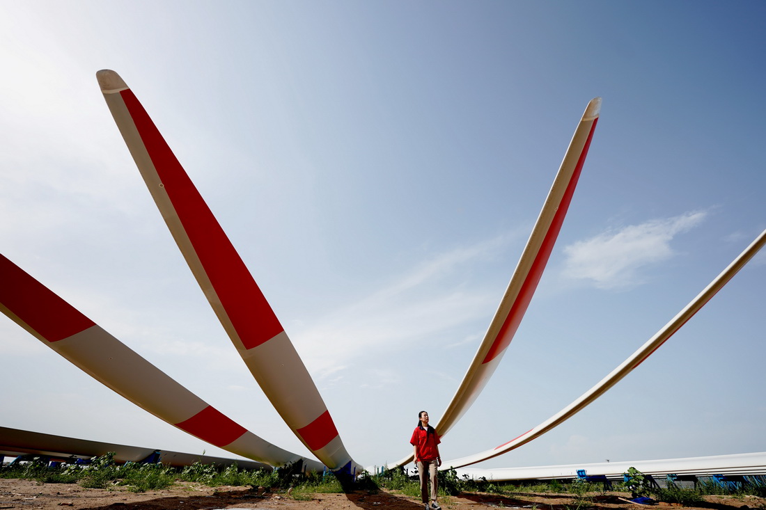 6月30日，河北省威縣一家風電機組葉片制造企業工人對大型風電機組葉片進行外觀檢測。