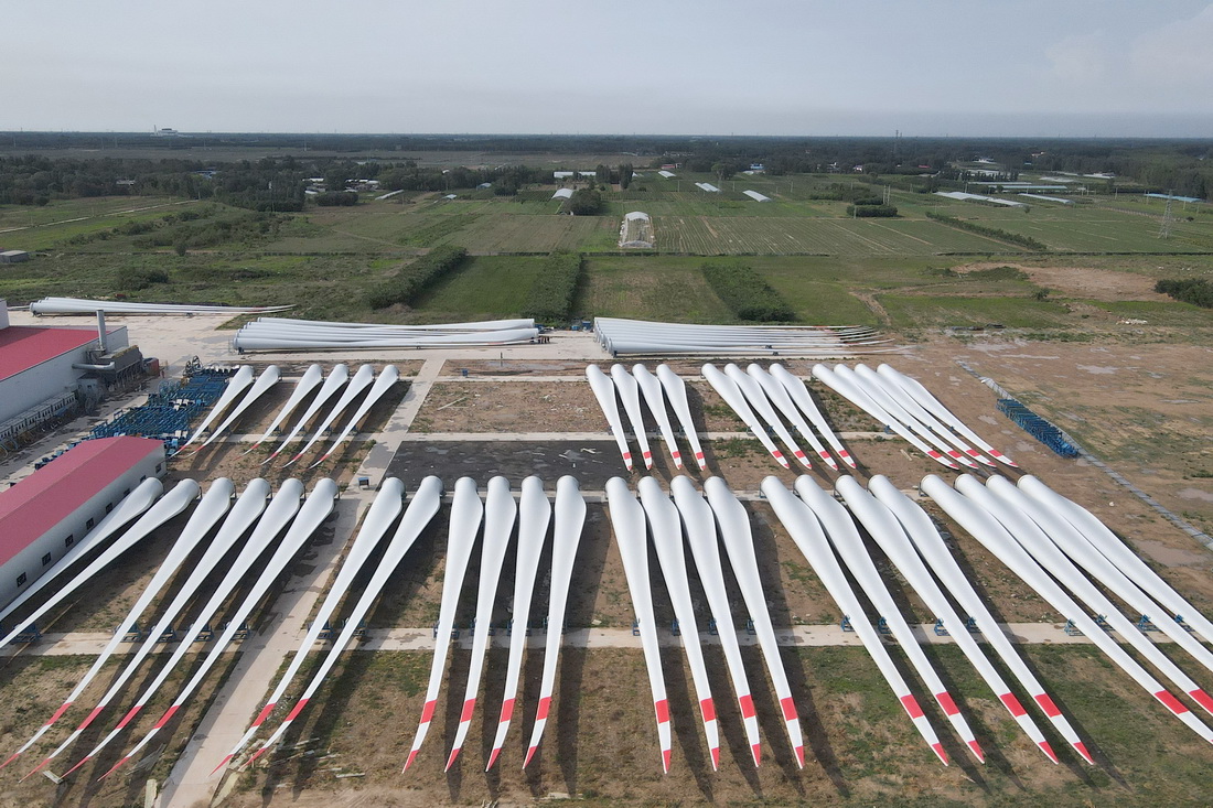 6月30日拍攝的河北省威縣一家風電機組葉片制造企業生產的大型風電機組葉片（無人機照片）。