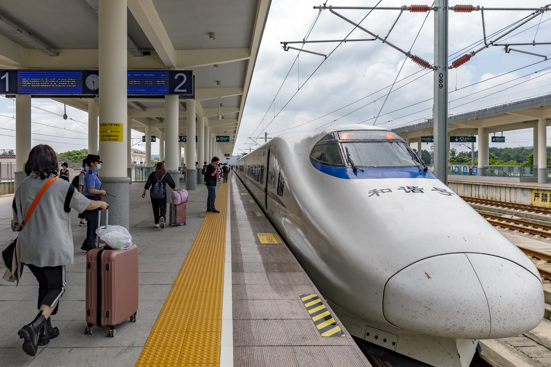 7月1日，旅客在贵州省黔西高铁站登上成都东开往珠海的D1841次动车组列车。新华社发（范晖 摄）