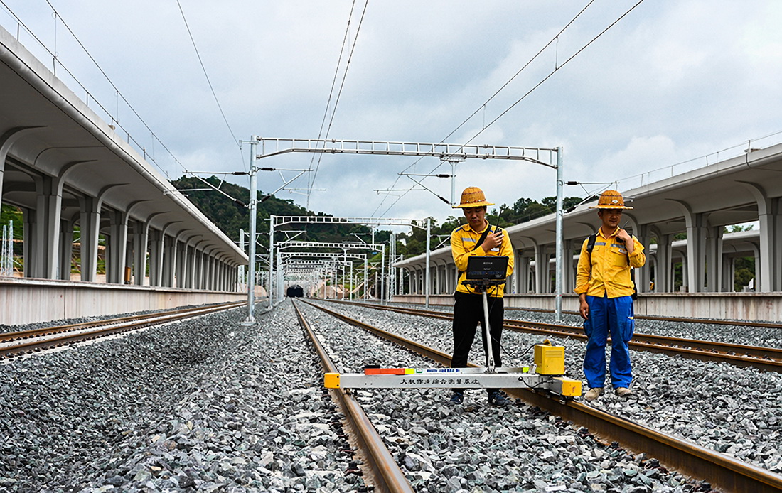 7月2日，工人在中老昆萬鐵路普洱站施工。