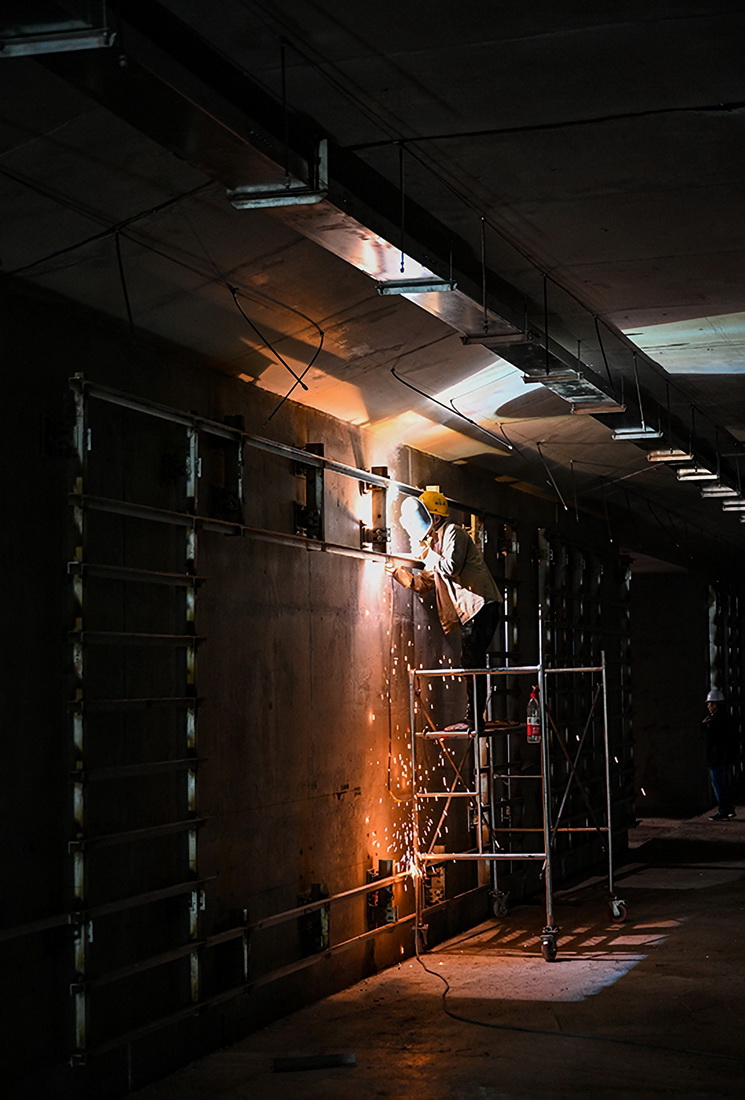7月2日，工人在中老昆萬鐵路普洱站施工。