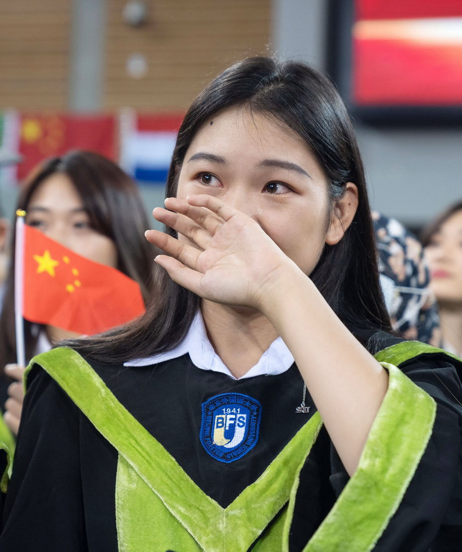 7月2日，在北京外国语大学，一名毕业生在毕业典礼上留下眼泪。