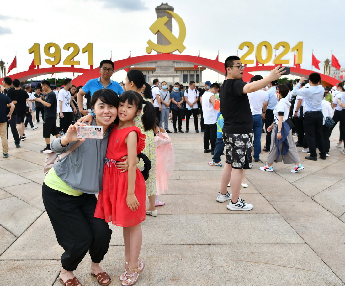 7月3日，市民楊女士（前左）和女兒在廣場上自拍留念。新華社記者 李鑫 攝
