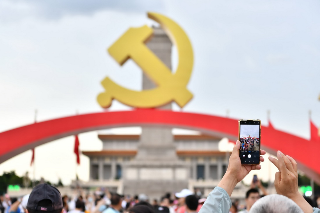 7月3日，一名游客用手機拍照留念。新華社記者 李鑫 攝
